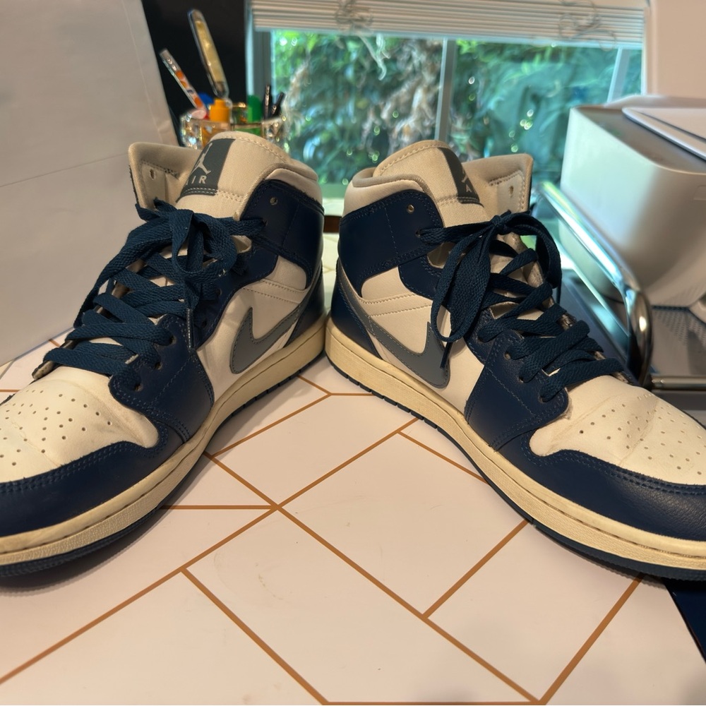 Nike Women’s size 11 Navy and White High-Top Sneakers.       Men’s size 9